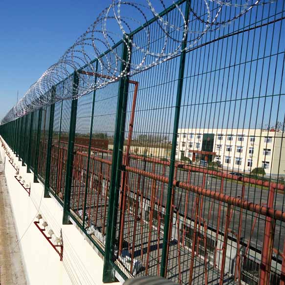 監獄鐵絲網 菱形焊接刀片刺網 金屬鐵絲防爬護欄圖片1 監獄鐵絲網 菱形焊接刀片刺網 金屬鐵絲防爬護欄圖片1