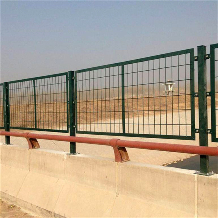 電焊網橋梁防拋網圖片3 電焊網橋梁防拋網圖片3