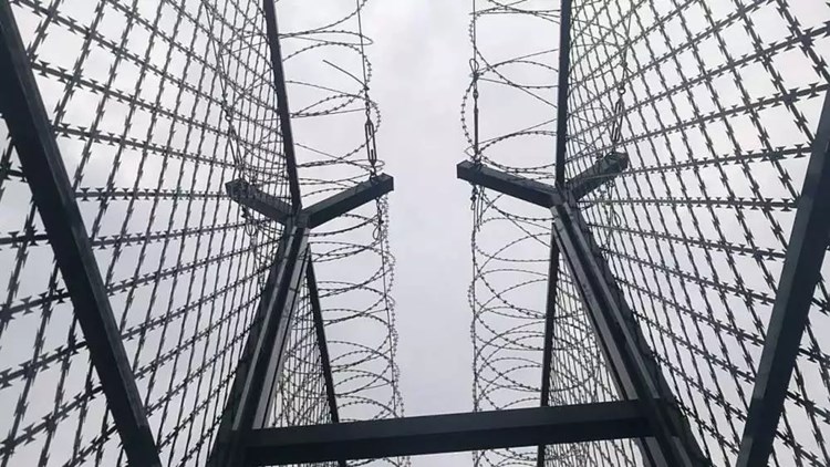 監(jiān)獄勞動改造區(qū)隔離網(wǎng)圖片1 監(jiān)獄勞動改造區(qū)隔離網(wǎng)圖片1