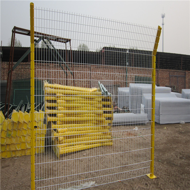 浸塑三角折彎護欄網圖片1 浸塑三角折彎護欄網圖片1