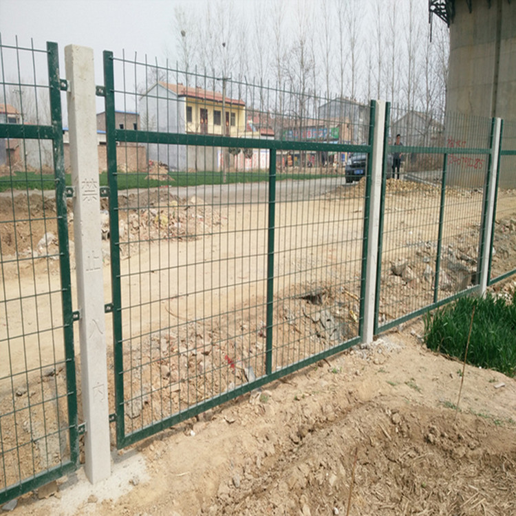 橋區(qū)金屬網(wǎng)片防護(hù)柵欄 圖片4 橋區(qū)金屬網(wǎng)片防護(hù)柵欄 圖片4